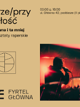 Grafika zawiera informacje dotyczące cyklu warsztatów raperskich prze/przyszłość w ramach rezydencji społeczno-artystycznych. Po prawej stronie znajduje się fotografia, na której widać profil mężczyzny trzymającego mikrofon. Na zdjęcie nałożono czerwony filtr