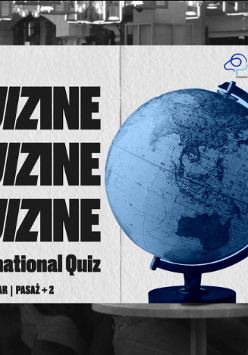 Po lewej stronie na szarym tle widoczne jest powtórzone trzykrotnie słowo "Quizine". Wokół napisy - informacje o wydarzeniu zawarte w treści artykułu. Po prawej stronie widoczny jest niebieski globus. W prawym górnym rogu umieszczono logotypy organizatorów.