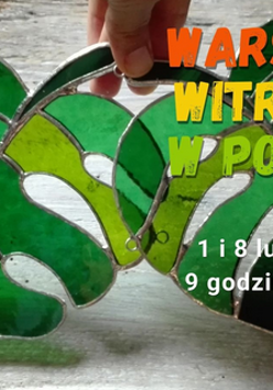 Zdjęcie przedstawia dwa witraże w kształcie zielonych liści. Widać palce przytrzymujące gotowe dzieła. W tle znajduje się drewniany stół. Na froncie widać nazwę organizatorów, wydarzenia oraz termin warsztatów, które są zawarte w treści artykułu.