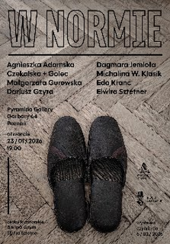 Zdjęcie z góry. Widać buty położone na drewnianej podłodze. Wokół informacje na temat wydarzenia, zawarte w treści artykułu.