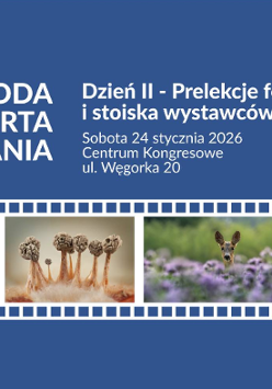 Pozioma grafika w odcieniach niebieskiego z pasem małych fotografii przyrodniczych u dołu. Od lewej umieszczono zdjęcia sylwetki jelenia, grzybów, kwiatów oraz obiektywu fotograficznego.