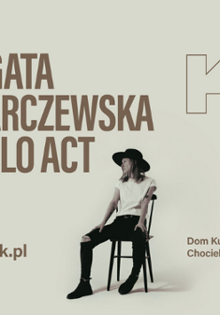 Plakat wydarzenia. Na jasnym tle siedząca na krześle artystka w czarnym kapeluszu. Wokół napisy, będące szczegółami wydarzenia, które są zawarte w treści artykułu.