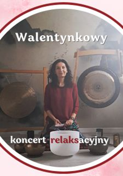 Kobieta gra na misach i gongach. Obok dwa gongi. Różowe tło. W prawym górnym rogu widać dwa serduszka.