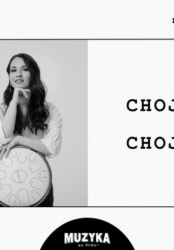 Plakat podzielony na dwie części. Z lewej strony czarno-białe zdjęcie muzyków, z prawej nazwa zespołu Chojnacka Chojnacki. Oba elementy znajdują się w czarnej ramce na białym tle. Powyżej informacje o wydarzeniu zawarte w treści artykułu. Poniżej logo Klubu Muzyka na nowo.