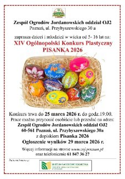 Plakat promocyjny na białym tle, którego centralnym elementem jest zdjęcie wiklinowego koszyczka wyłożonego słomą. Wewnątrz znajduje się dziesięć barwnych pisanek ozdobionych różnorodnymi, tradycyjnymi wzorami kwiatowymi i geometrycznymi w intensywnych kolorach, takich jak różowy, niebieski, żółty i zielony. Całość jest ujęta w delikatną, przerywaną ramkę w kolorze bordowym. Pod grafiką koszyka umieszczono szczegóły na temat wydarzenia zawarte w treści artykułu.