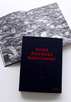 Okładka książki i zdjęcie kobiety pod parasolami