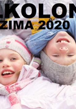 2 dzieci leży na śniegu. Dotykaja sie głowami.