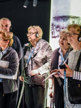 seniorzy zwiedzają Bramę Poznania, fot. Ł. Gdak