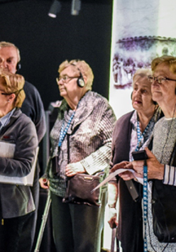 seniorzy zwiedzają Bramę Poznania, fot. Ł. Gdak