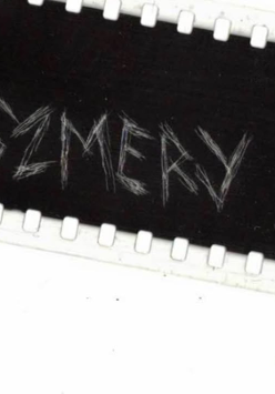 Grafika przypomina otwarty zamek błyskawiczny. W otwartej przestrzeni widać czarne tło z wydrapanym napisem "szmery".