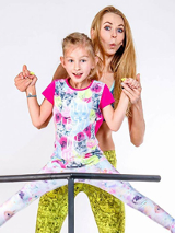 trenerka z dziewczynką na trampolinie