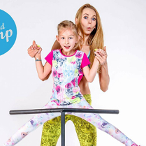 trenerka z dziewczynką na trampolinie