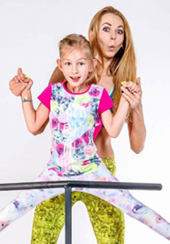 trenerka z dziewczynką na trampolinie