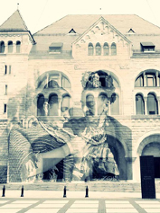 wlepka "Frida Kahlo" na frontonie Zamku