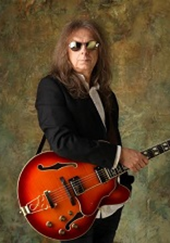 Wojtek Hoffmann z gitarą