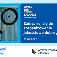 Po prawej zdjęcie mężczyzny podrzucającego koło rowerowe, na głowie ma kask a w rękach trąbkę i laptopa. Po lewej stronie napis: Work-Life-Sport Balance Radosław Kozal: Zainspiruj się do zorganizowania jakościowo dobrego życia, 22.02.2022. Na dole logotypy organizatorów: Jubileuszowe logo Poznań Biznes Partner 10 lat i Wyższej Szkoły Bankowej..