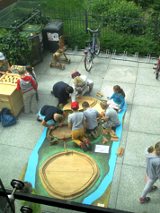 zabawa drewnianą makietą grodu poznańskiego