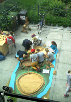 zabawa drewnianą makietą grodu poznańskiego