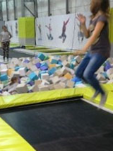 Dzieci na trampolinach