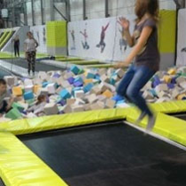 Dzieci na trampolinach