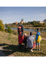 Dwoje dorosłych z dziećmi w parku Stare Koryto Warty