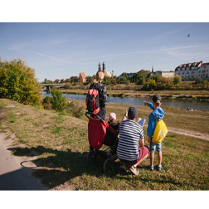 Dwoje dorosłych z dziećmi w parku Stare Koryto Warty