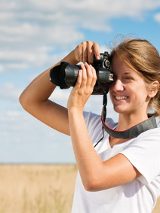 Dziewczyna z aparatem na łące