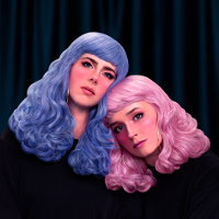 Zdjęcie przedstawia twarze dwóch kobiet w niebieskich i różowych włosach.