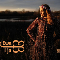 Na zdjęciu kobieta z wiankiem na głowie na tle zarośniętego jeziorka. Po lewej stronie napis Ewa i ja.