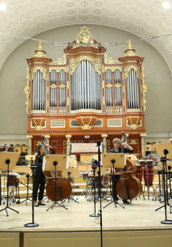 Na zdjęciu scena koncertowa Filharmonii Poznańskiej w Auli UAM.
