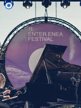 Na zdjęciu Leszek Możdżer przy fortepianie na scenie festiwalu.