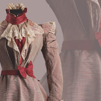 Czerwona suknia z XIX wieku z czerwoną kokardą w pasie i koronkami.