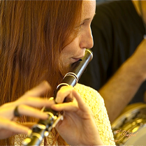 Kobieta grająca na flażolecie.