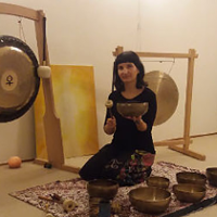 zdjęcie kobiety na tle gongu