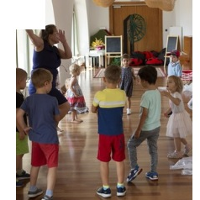 Zdjęcie tańczących dzieci w Bawialni.