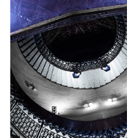 Artystyczna fotografia zabytkowej klatki schodowej w zachodnim skrzydle Zamku Cesarskiego.