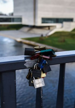 Na zdjęciu kłódki przymocowane do Mostu Jordana.