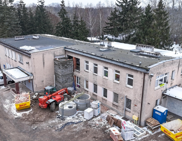 Zdjęcie z drona przebudowywanego przedszkola