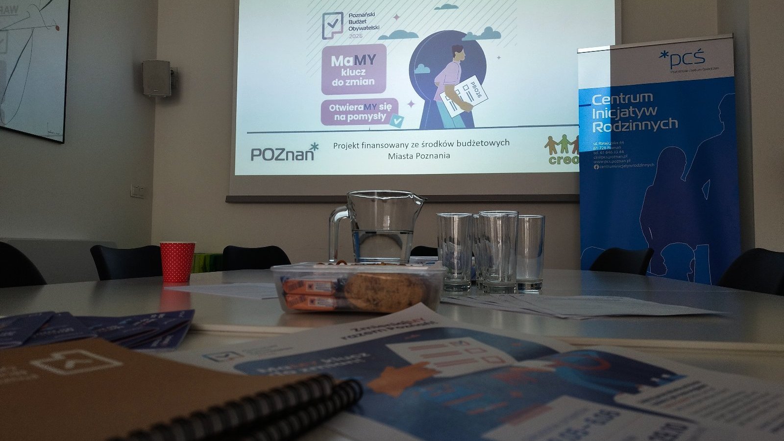 Zdjęcie projektora z prezentacją dotyczącą Poznańskiego Budżetu Obywatelskiego