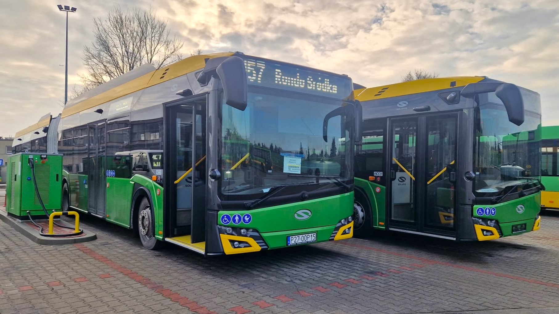 Elektryczny autobus ładowany złączem typu plug-in