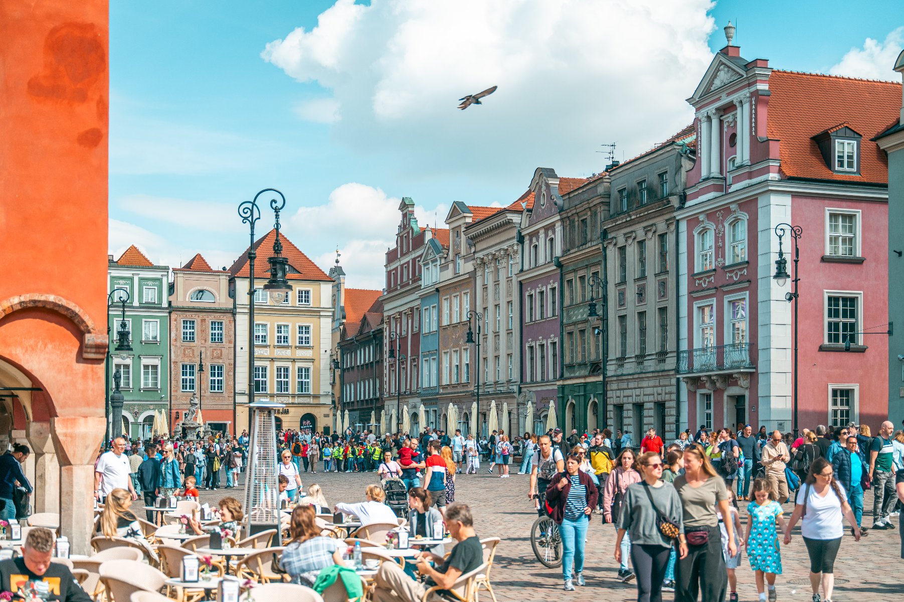 Majówka to dobra okazja na spacery po mieście Na zdjęciu Stary Rynek pełen ludzi