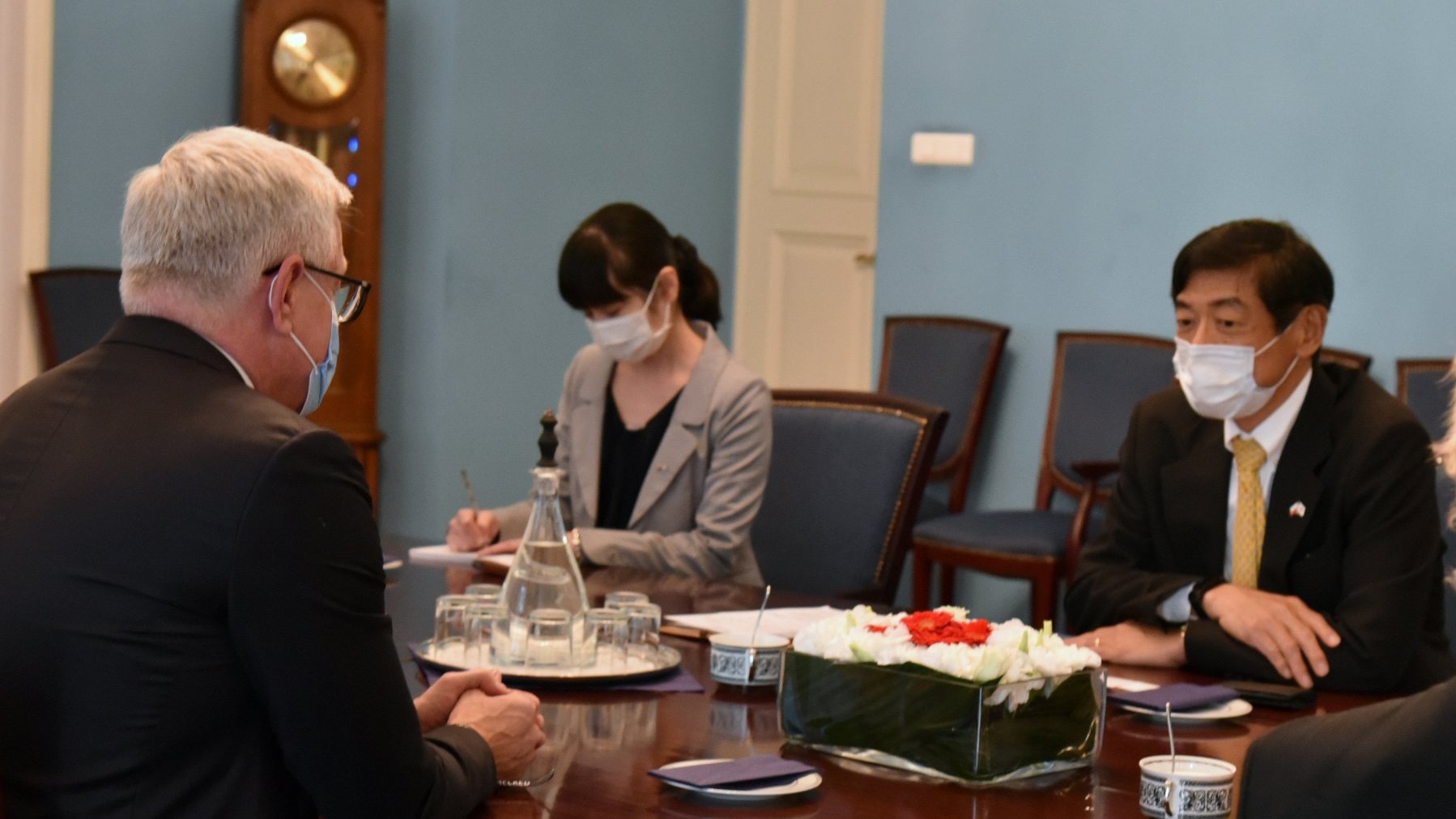 Jacek Jaśkowiak, prezydent Poznania, rozmawia z ambasadorem Japonii