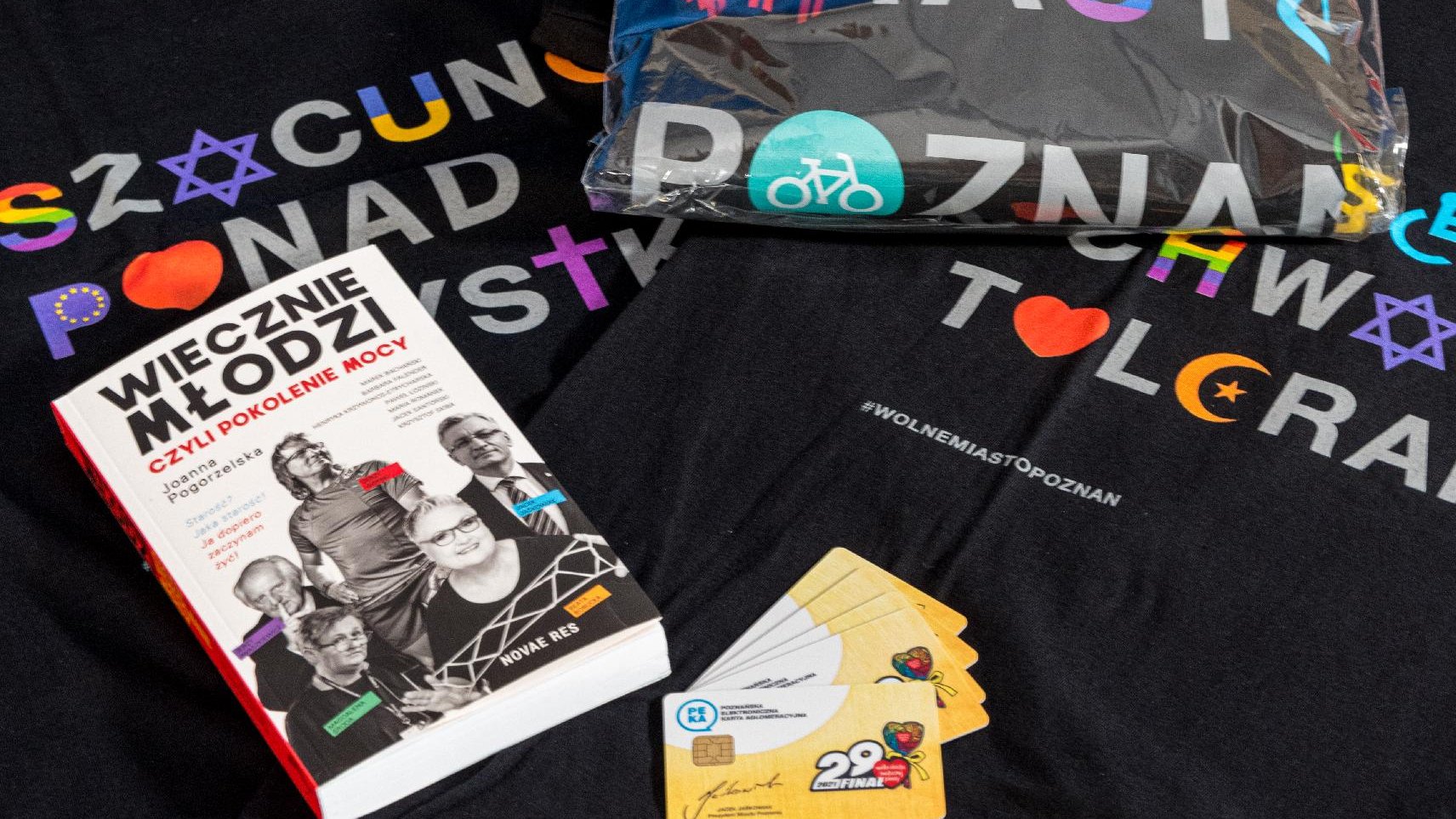 Galeria zdjęć przedstawia przedmioty przekazane przez prezydenta Poznania na aukcje na rzecz WOŚP. - grafika artykułu