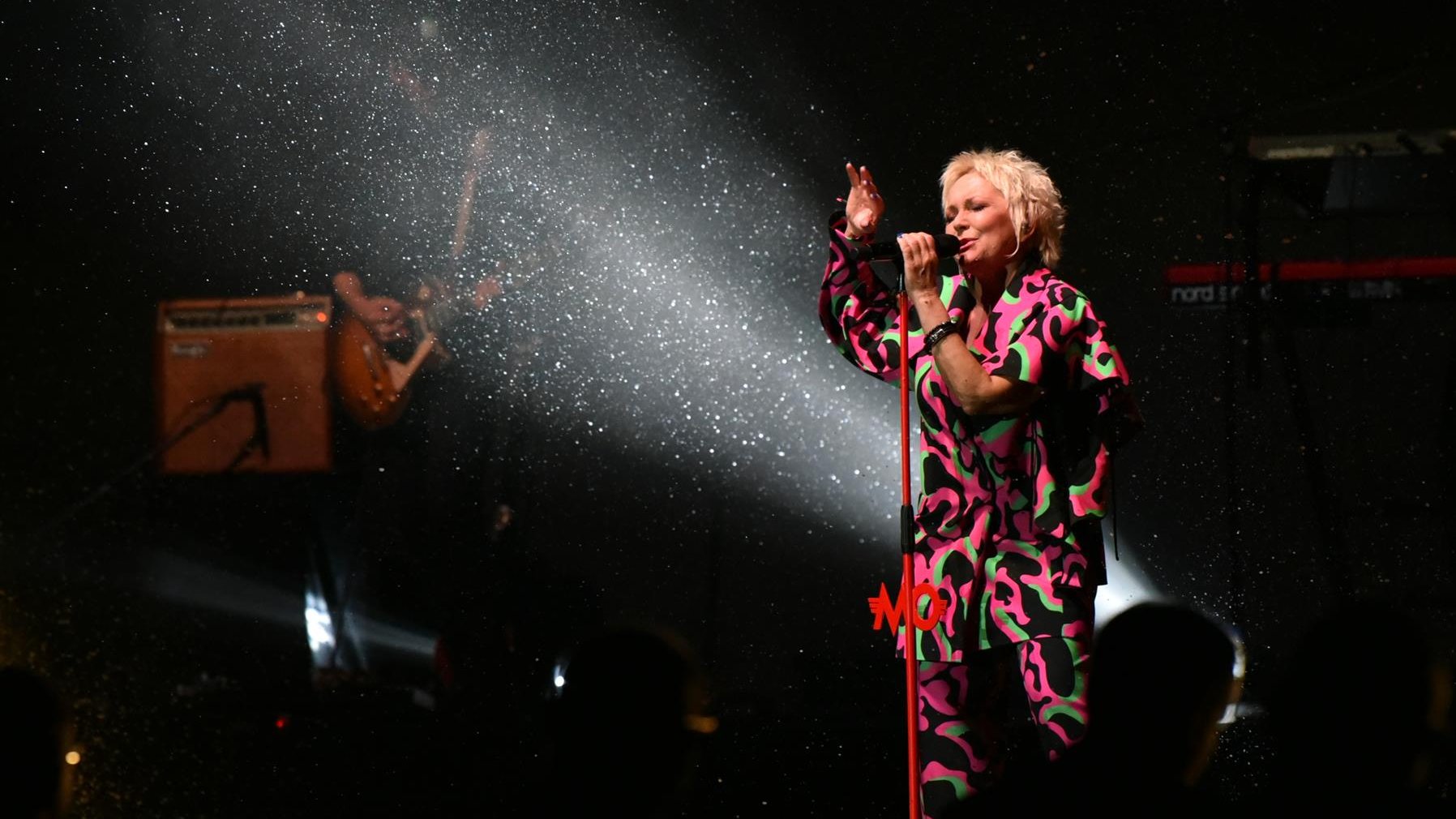Na zdjęciu Małgorzata Ostrowska śpiewająca do mikrofonu