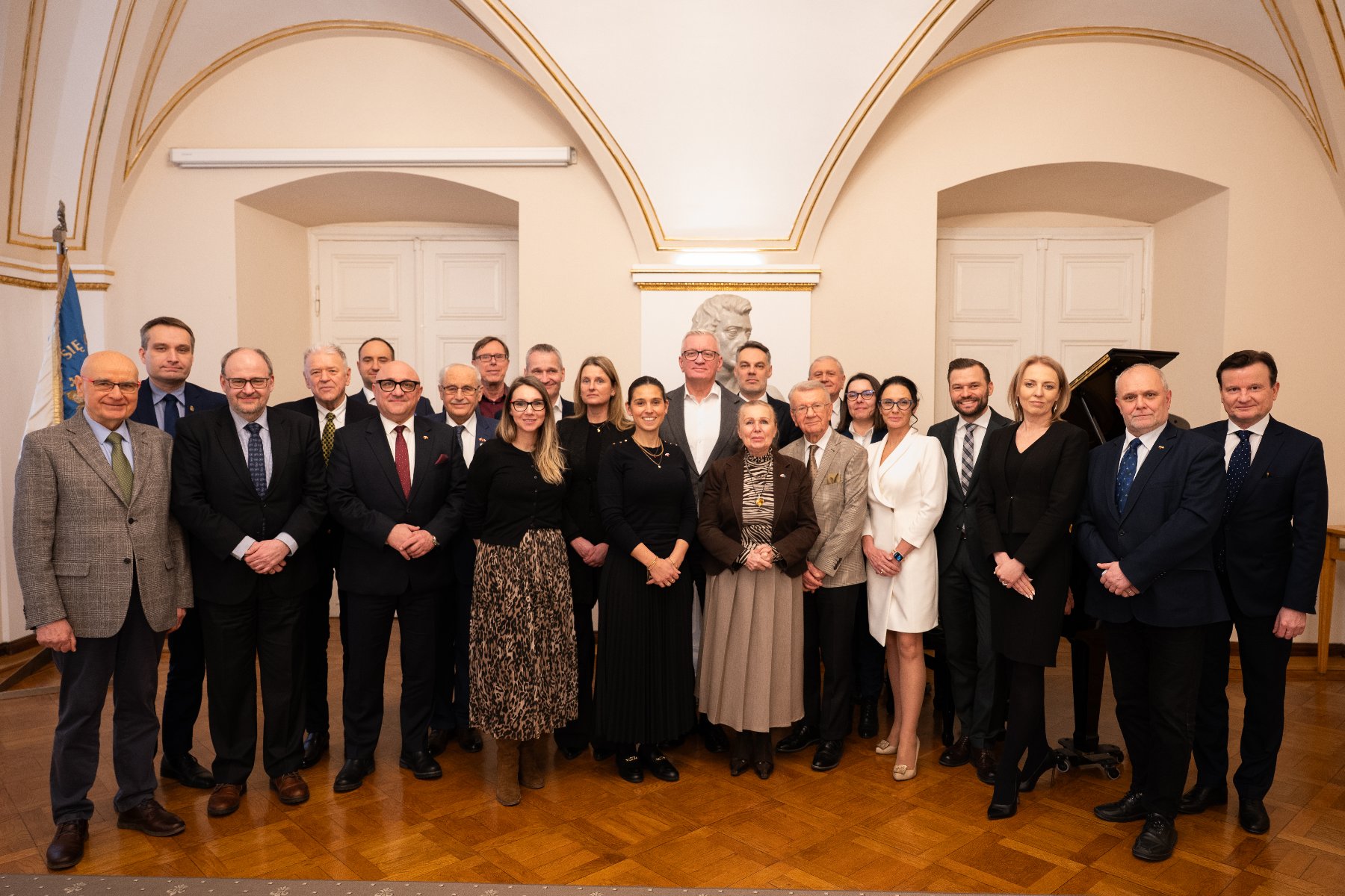 Na zdjęciu grupa ludzi pozujących do obiektywu
