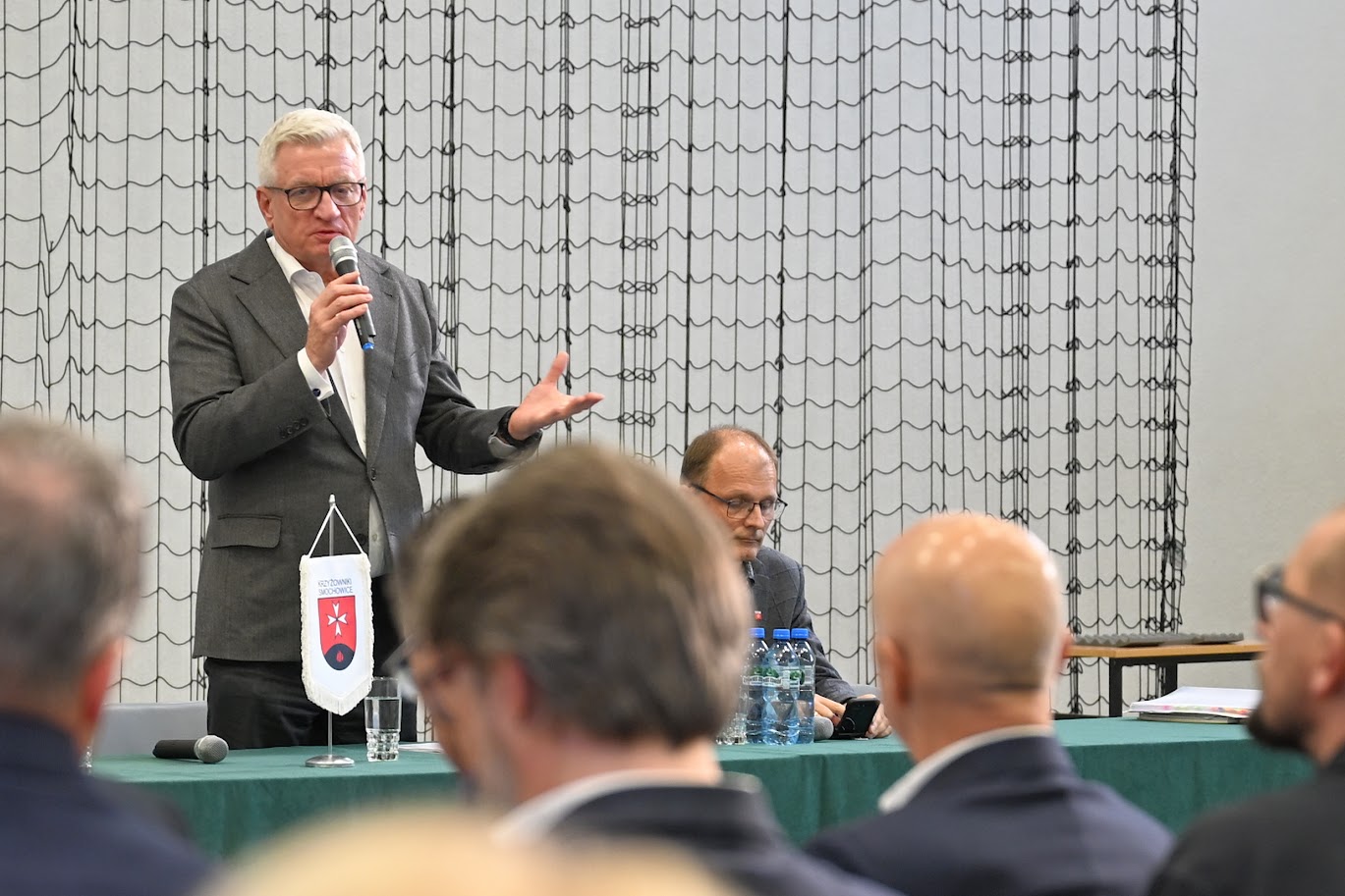 Jacek Jaskowiak, prezydent Poznania, spotkał się z mieszkańcami osiedla Krzyżowniki - Smochowice Na zdjęciu prezydent Poznania mówiący coś do mikrofonu