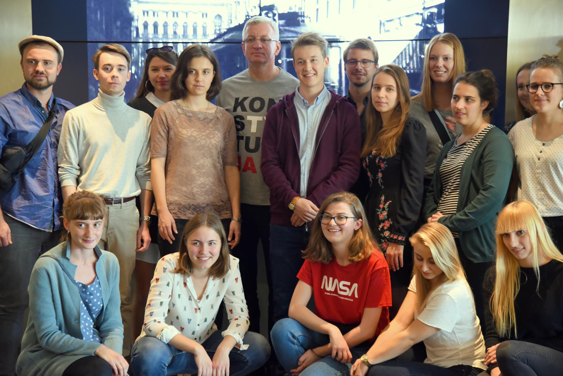 Jacek Jaśkowiak, prezydent miasta, spotkał się ze studentami, którzy ukończyli kurs językowy organizowany przez GFPS - grafika artykułu