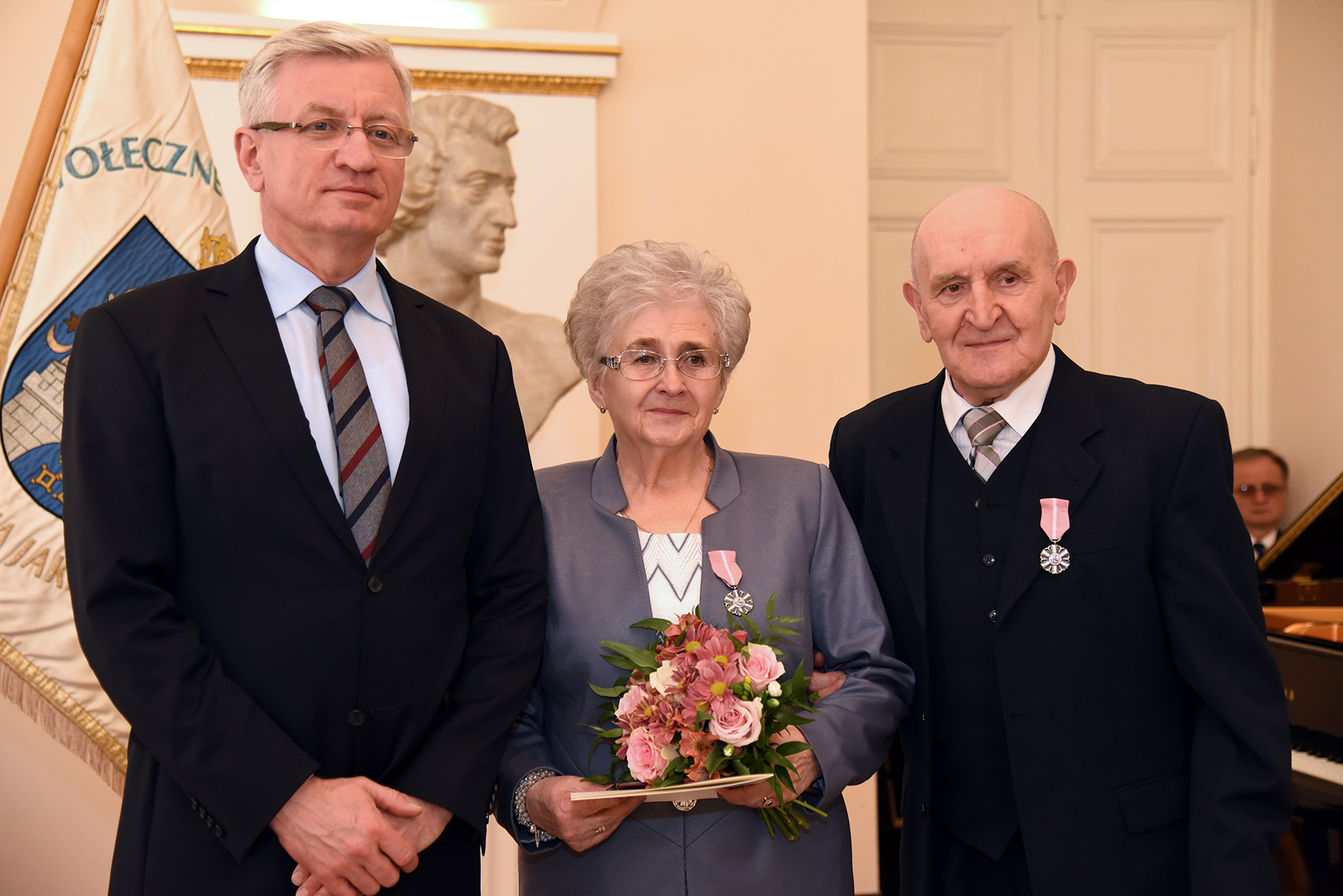 Medale za Długoletnie Pożycie Małżeńskie wręczał Jacek Jaśkowiak, prezydent Poznania - grafika artykułu