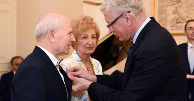 Medale za Długoletnie Pożycie Małżeńskie wręczał Jacek Jaśkowiak, prezydent Poznania