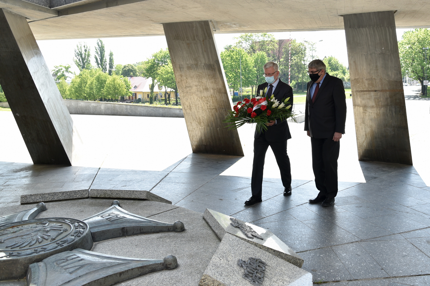 Władze miasta złożyły wieniec pod pomnikiem Armii Poznań. - grafika artykułu